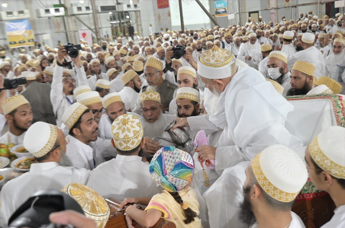 Aqa Moula Syedna Mufaddal Saifuddin TUS serving food to Mumineen.